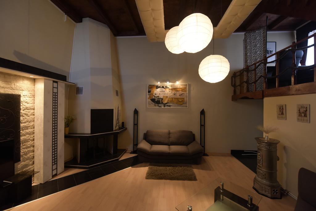 H & V Residence - Split Level Apartment 阿拉德 外观 照片