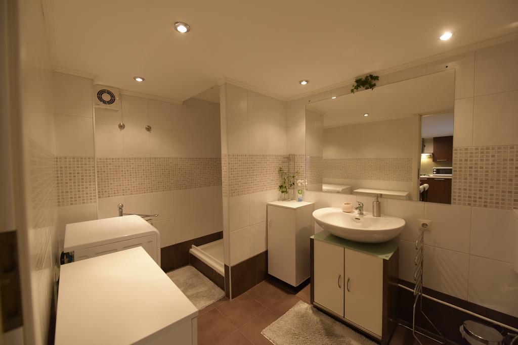 H & V Residence - Split Level Apartment 阿拉德 外观 照片