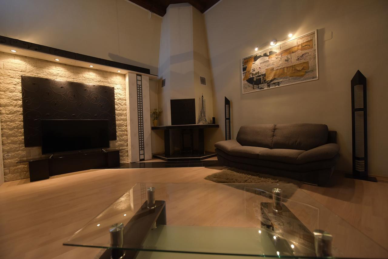 H & V Residence - Split Level Apartment 阿拉德 外观 照片